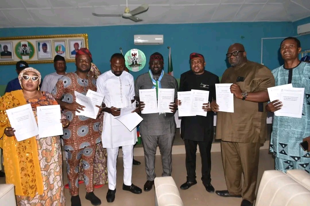 Governor Alia Presents INEC Nomination Forms to APC Benue Assembly Candidates